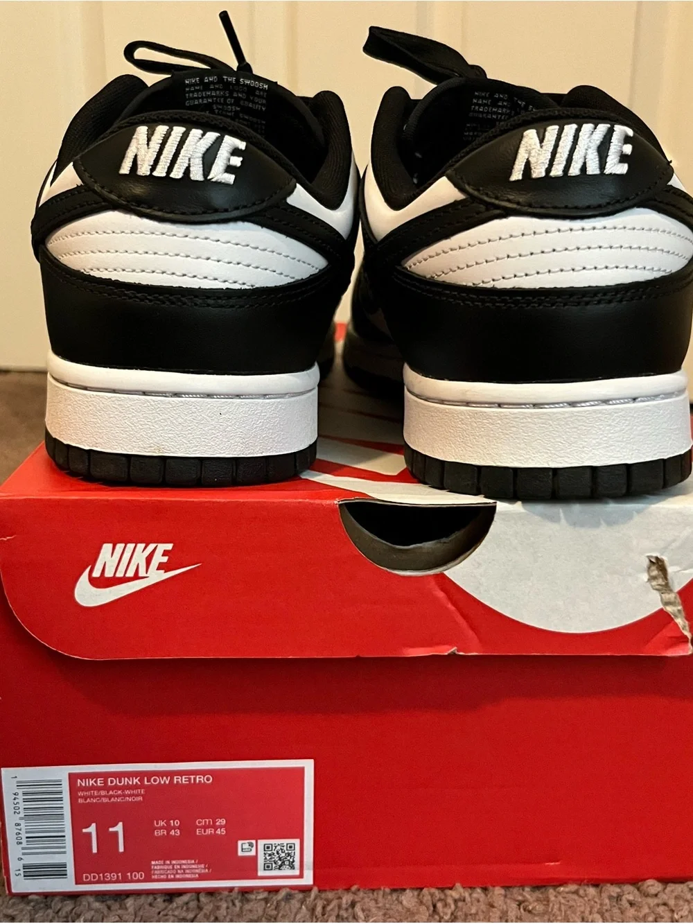 Nike Men’s Black and White Low-Top Sneakers